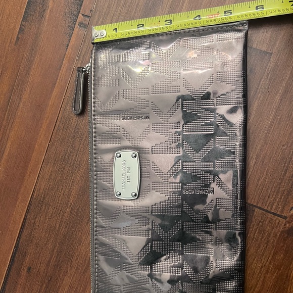 Michael kors wristlet gray metallic - Picture 5 of 5